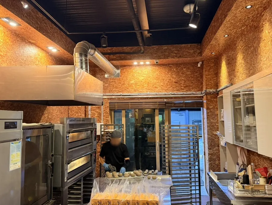 Interior of the Sokcho bakery café with ample seating