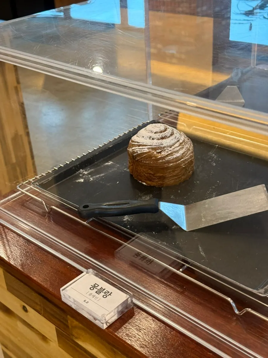 카페너래 빵 진열대 가까이 본 모습