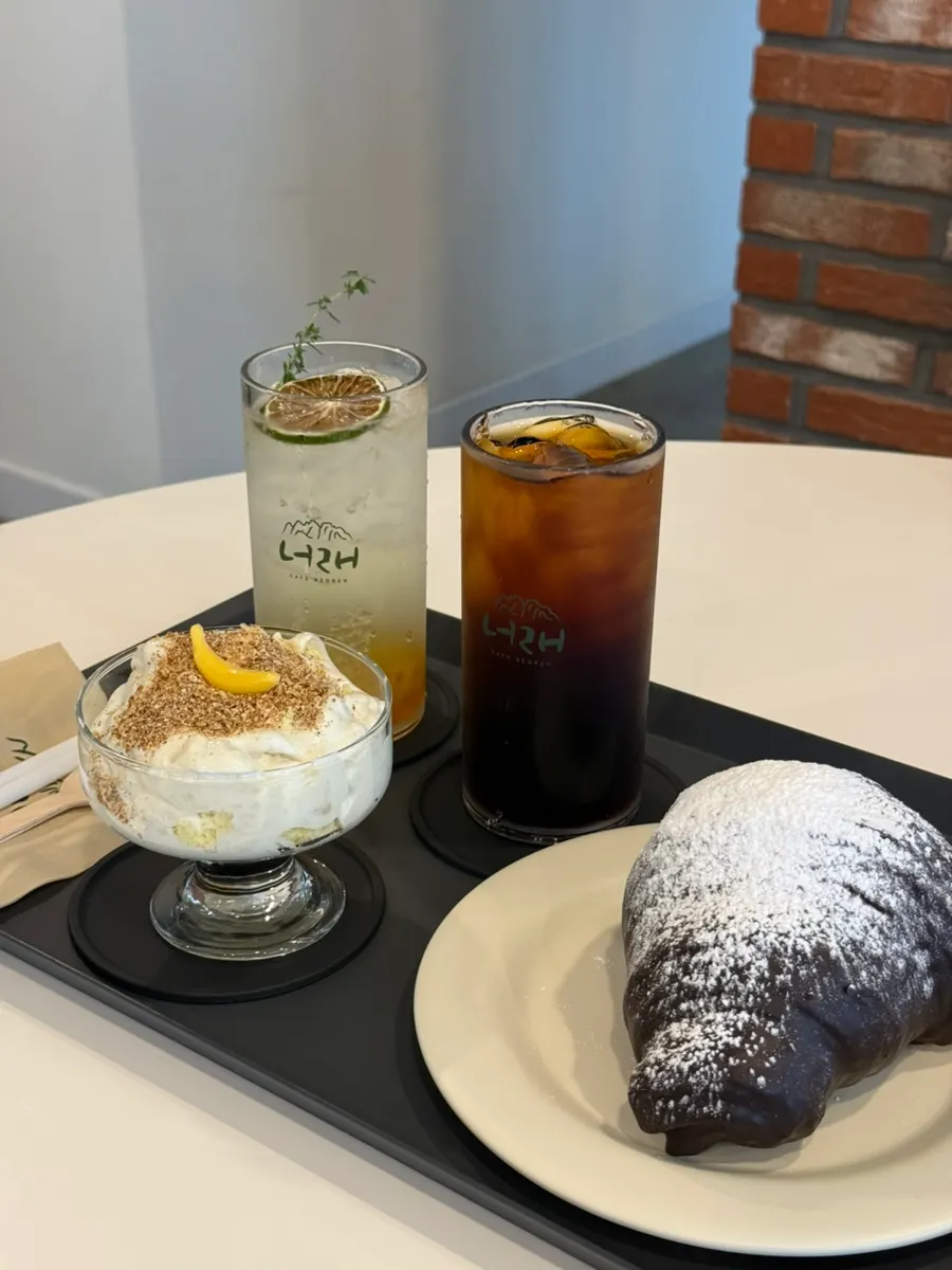 창밖 풍경과 함께 놓인 음료