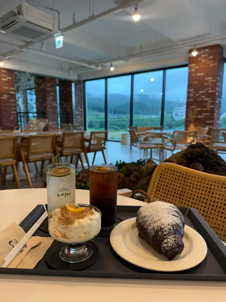 흐린 날 카페너래에서 바라본 바깥 풍경