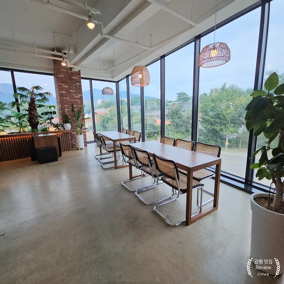 Cafe Neorae's spacious indoor seating area