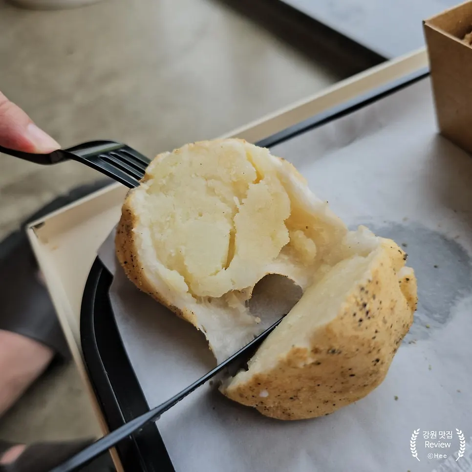 Cafe Neorae's gamja-bbang (potato bread) dessert