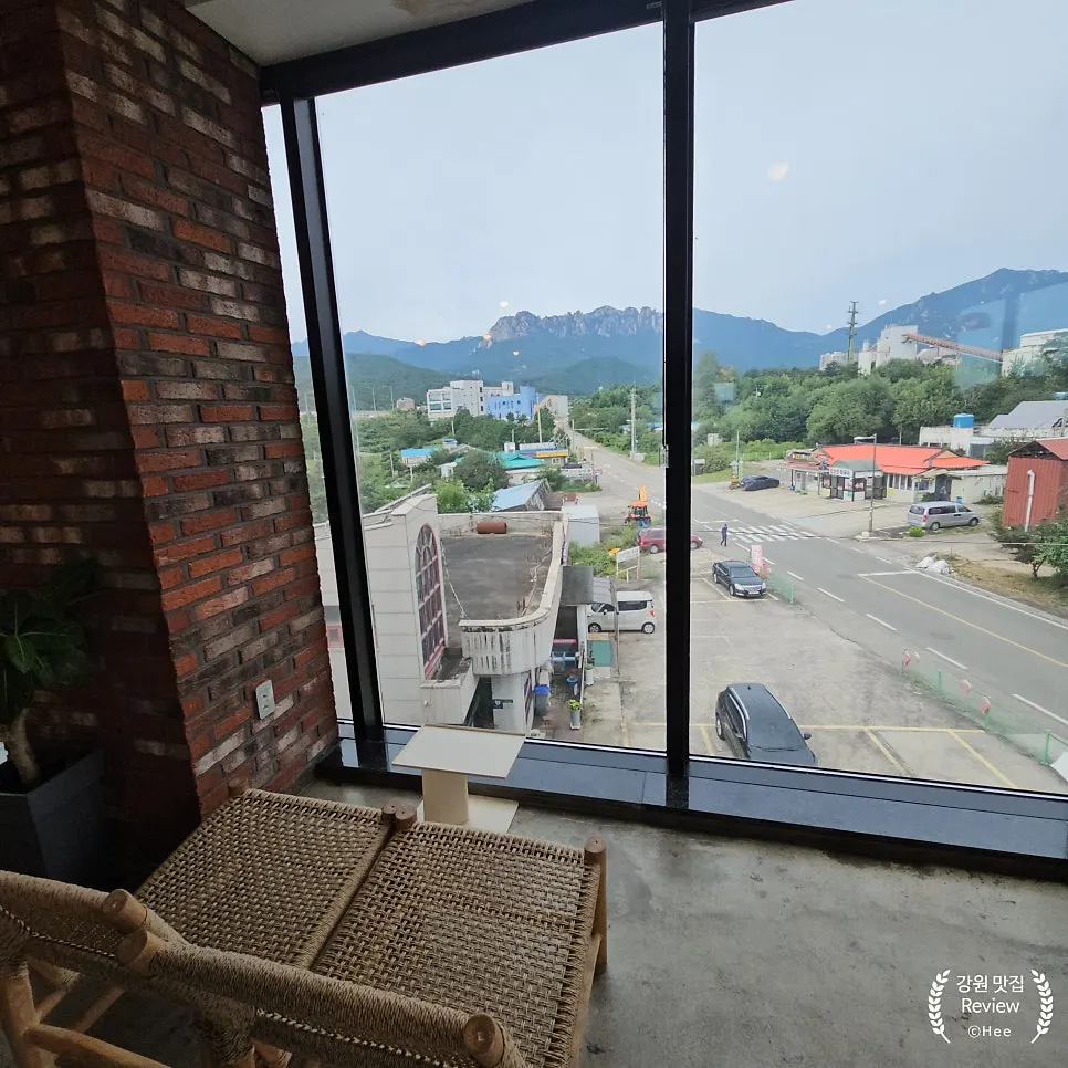 Cafe Neorae's parking lot and building exterior