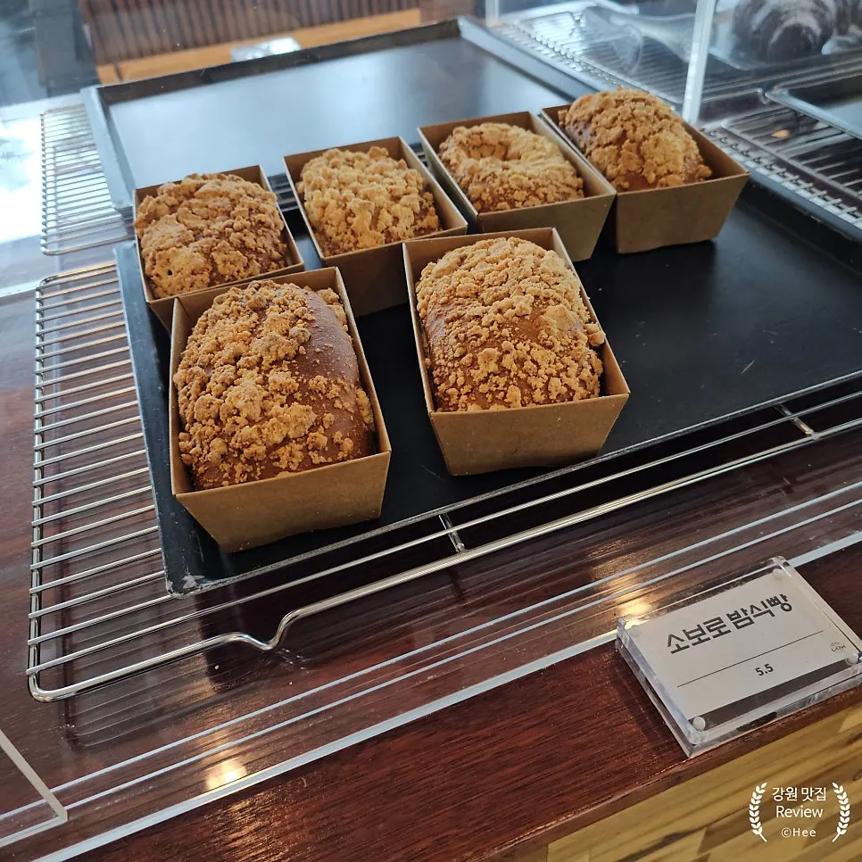 Cafe Neorae's space and decor details