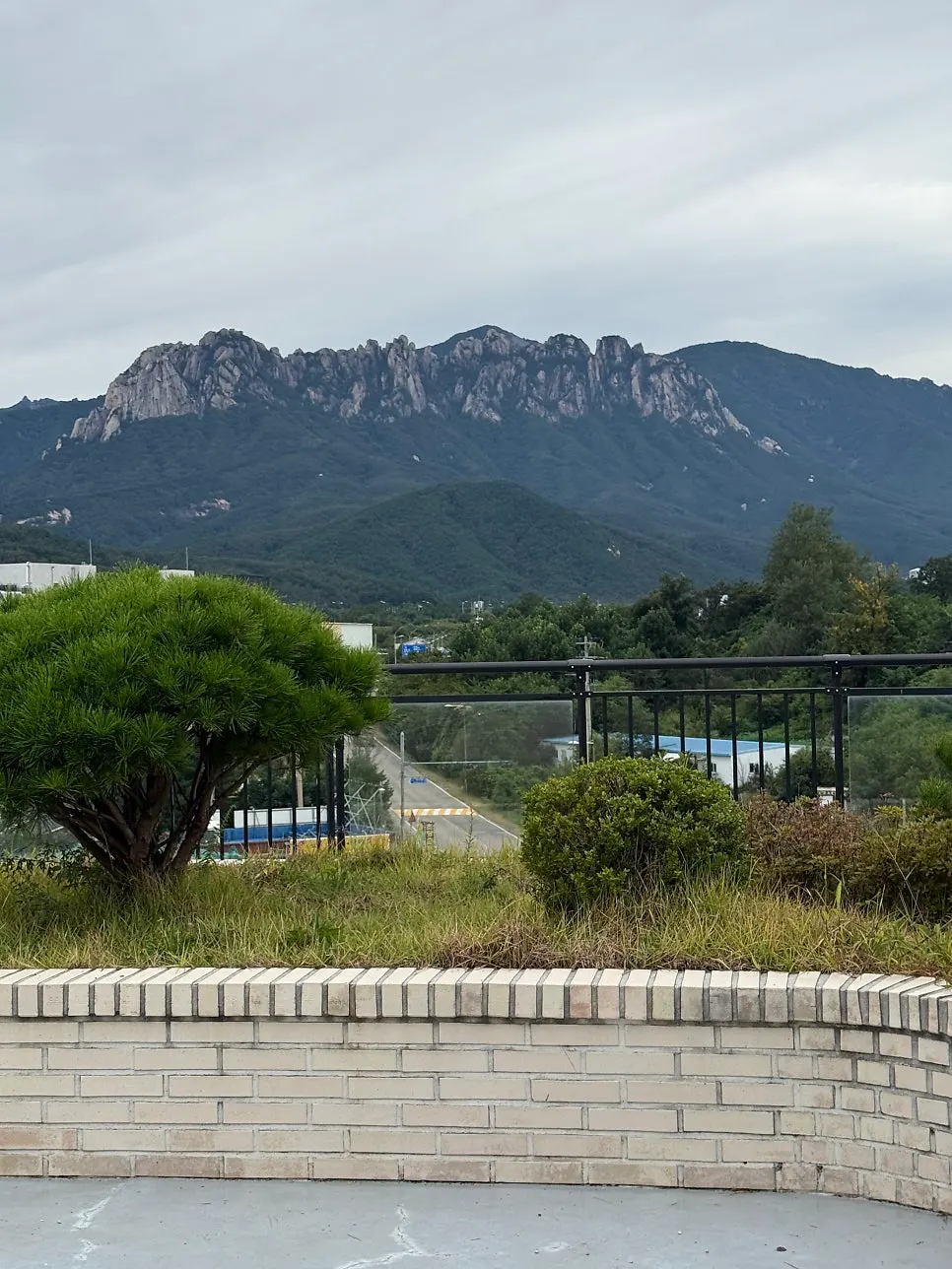 카페너래 통창 너머 보이는 설악산 울산바위