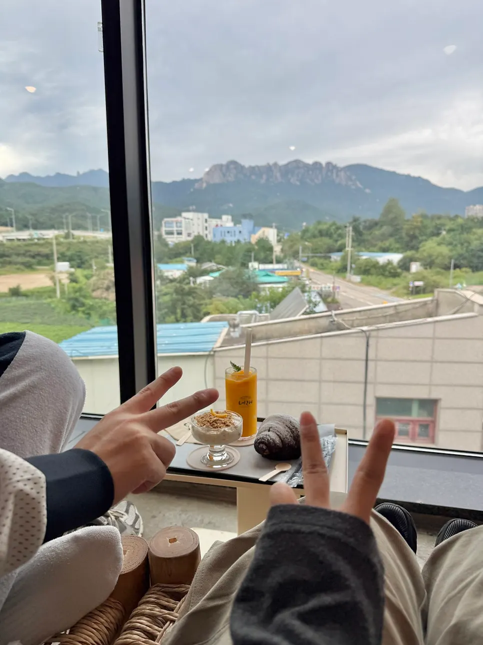울산바위 뷰와 디저트가 놓인 창가 자리
