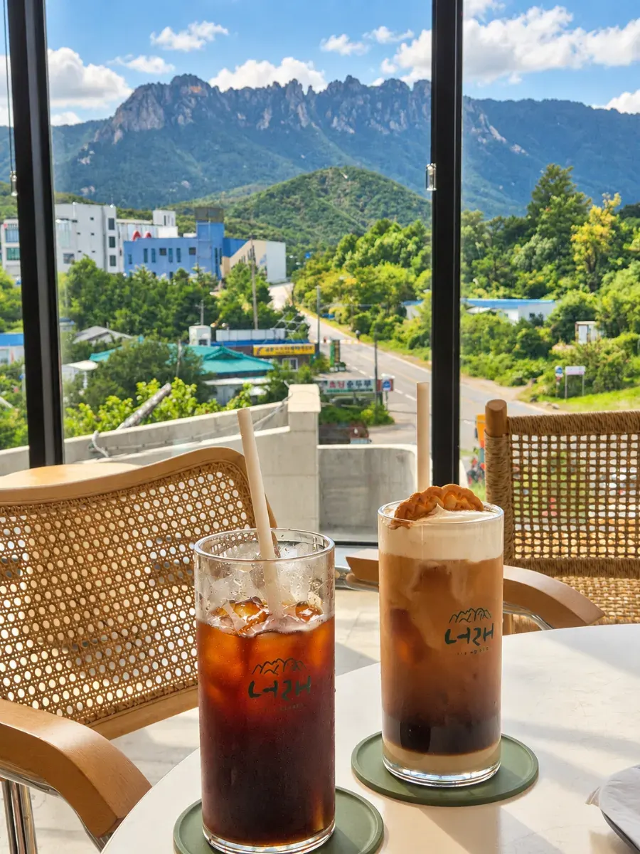 카페너래 창밖 설악산 울산바위 마운틴뷰