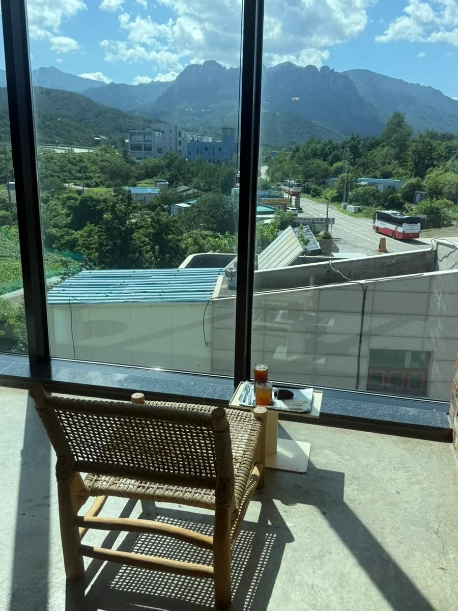 설악산 풍경이 보이는 통창 자리