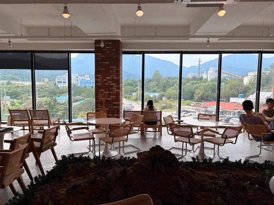 카페너래 창가 자리에서 본 울산바위 풍경