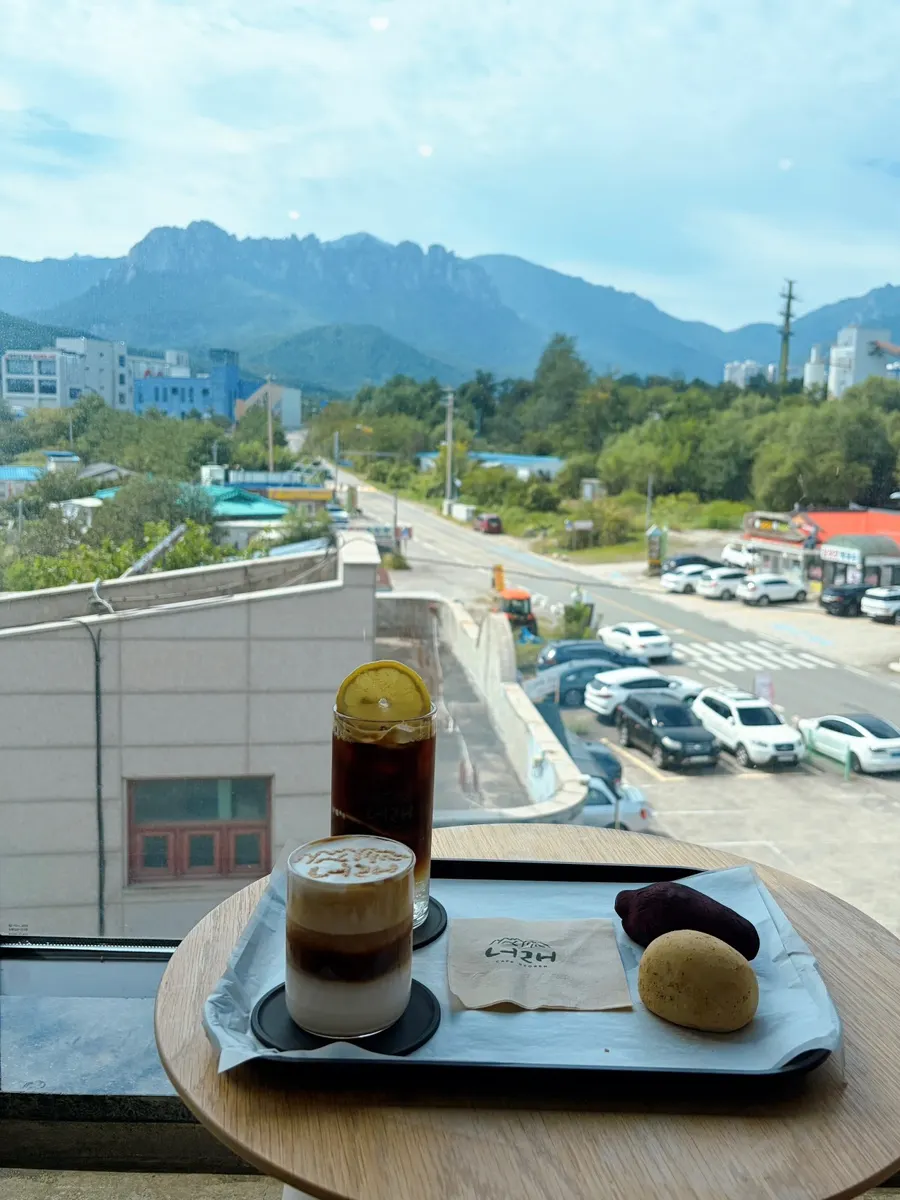 카페너래 창가 좌석과 울산바위 뷰