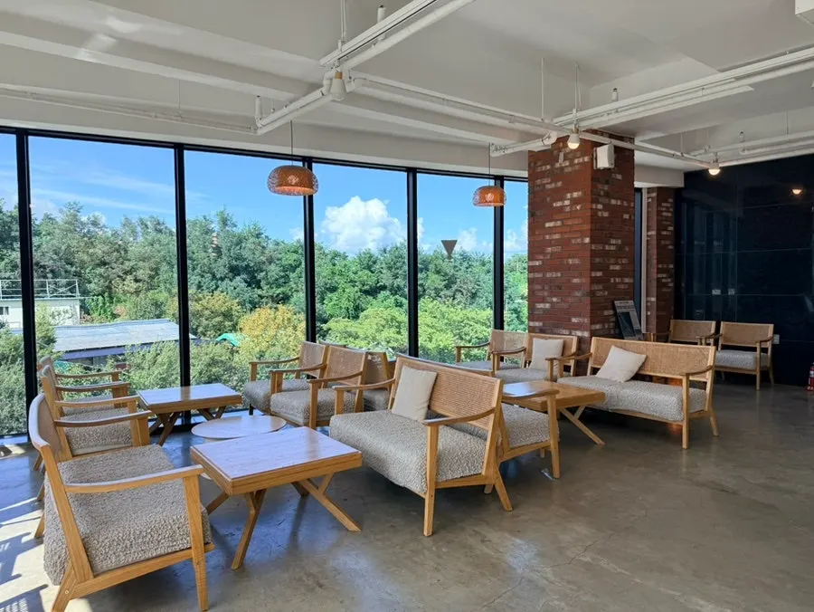 Widely spaced window tables at Cafe Neorae