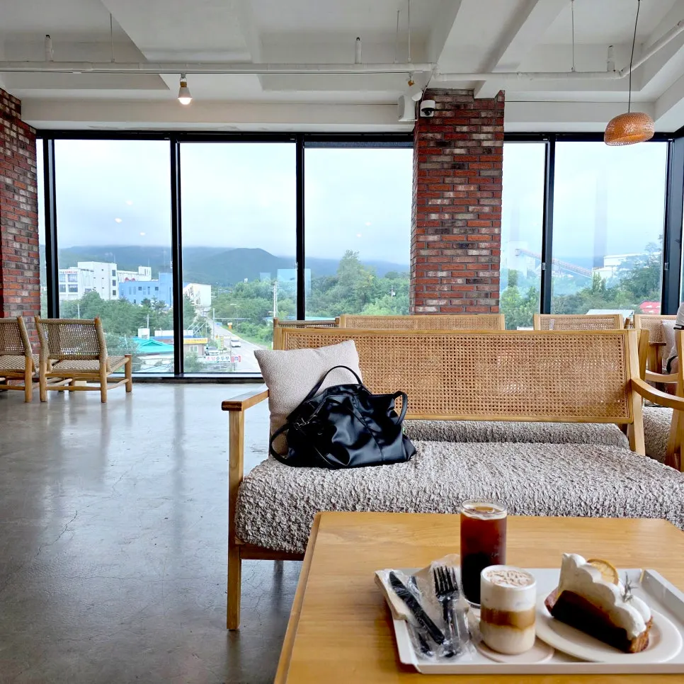 속초 카페너래 설악산 방향 풍경
