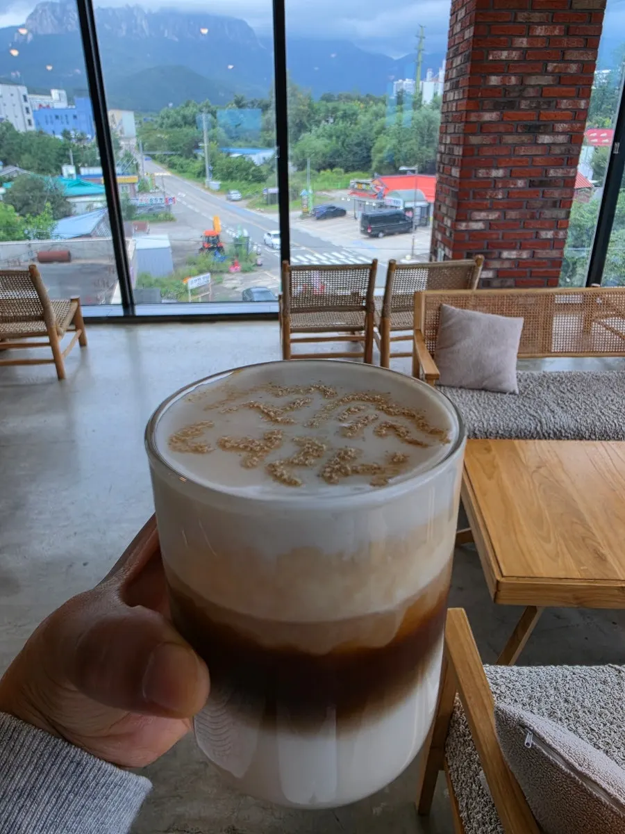 Cafe Neorae building and surrounding scenery in Sokcho