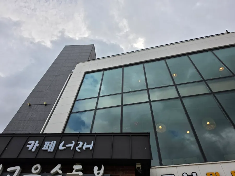 Floor guide and interior view of Cafe Neorae