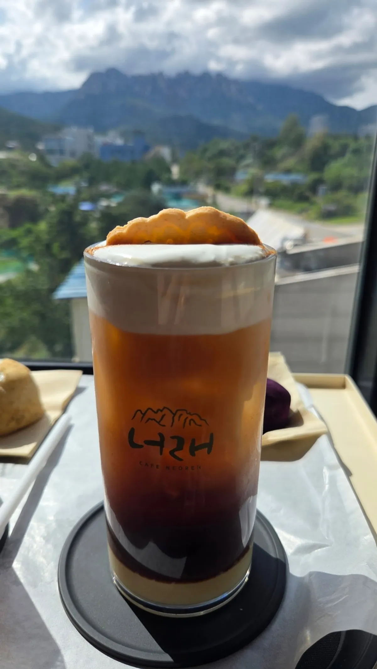 울산바위 뷰와 함께 놓인 쓰어다슈페너