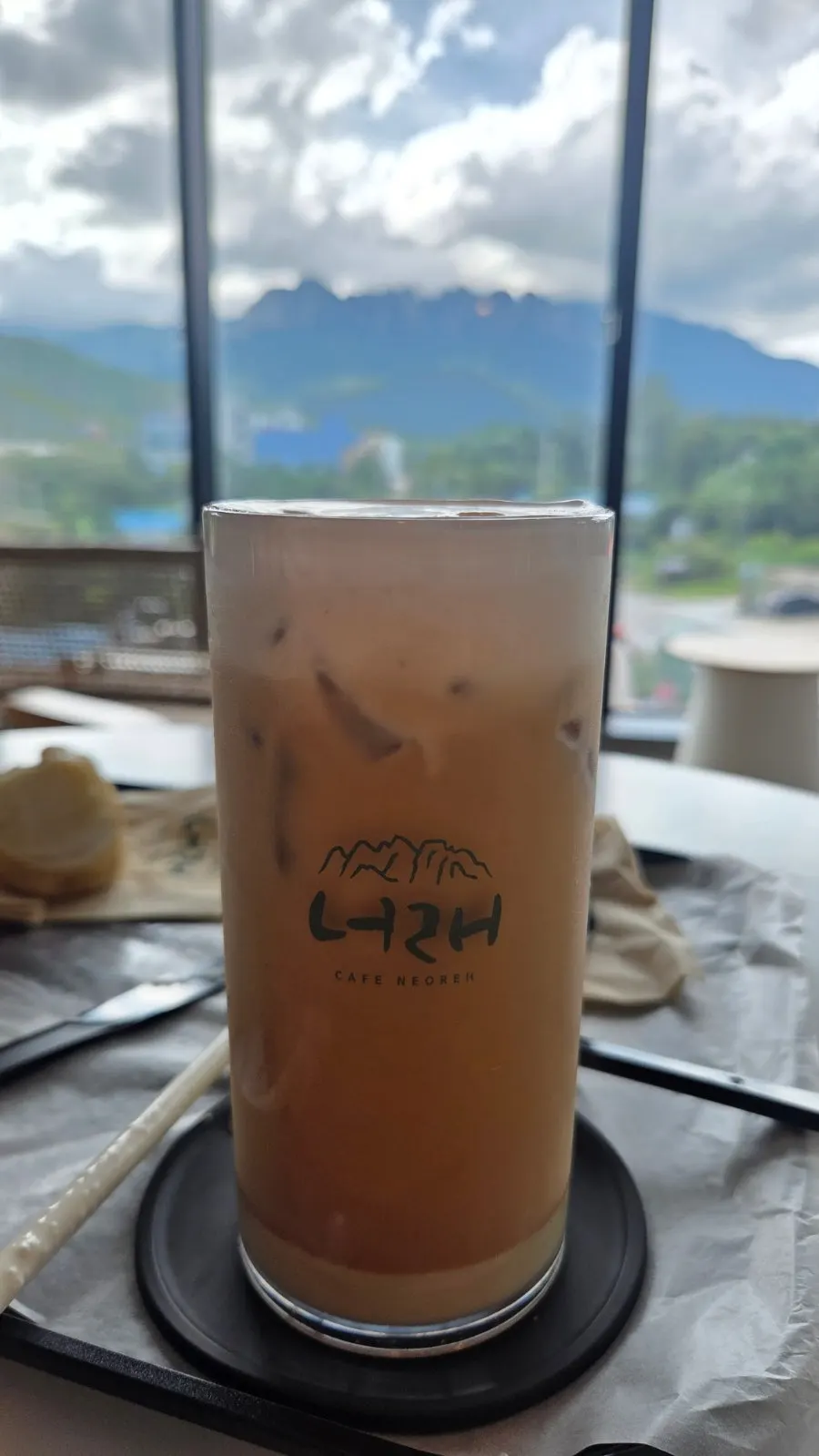 카페너래 창가 테이블과 울산바위 전망