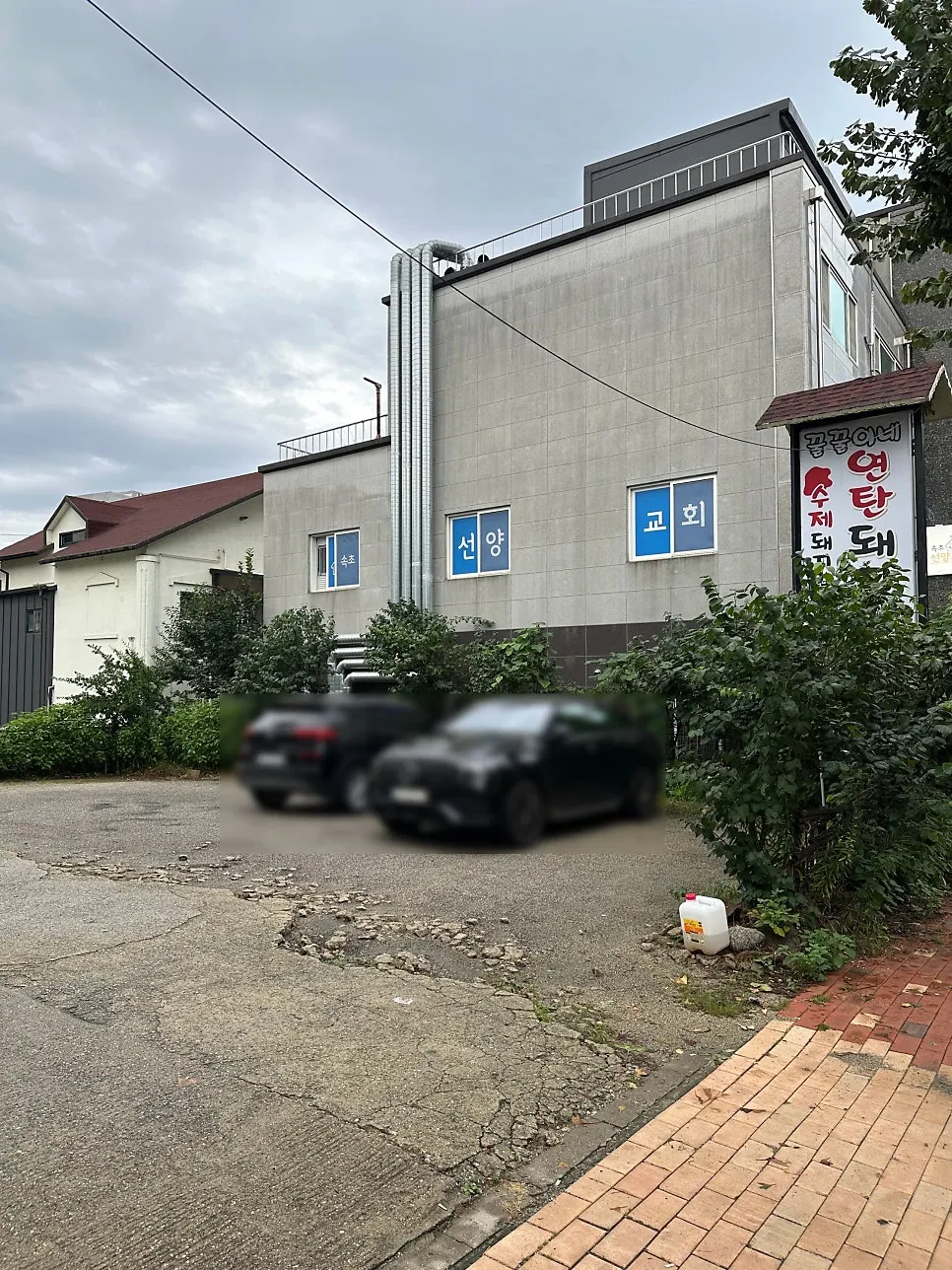 Dedicated parking lot next to the restaurant