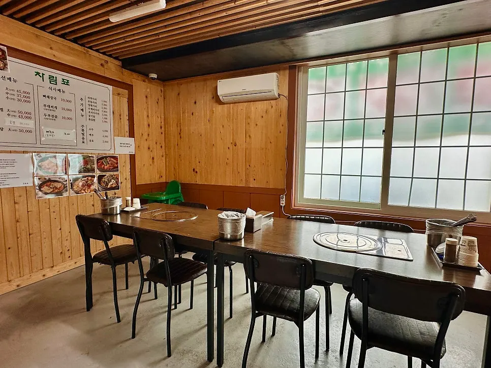 The spacious, comfortable interior of Gwandongjip