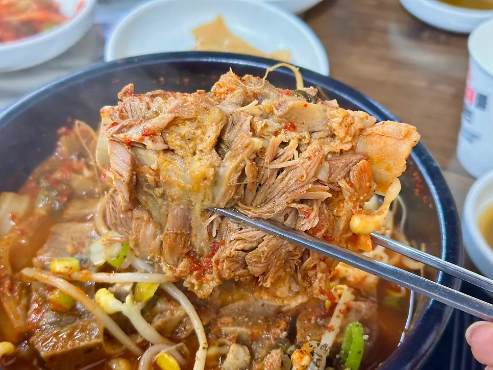 A generous serving of ppyeohaejangguk in a large earthenware pot
