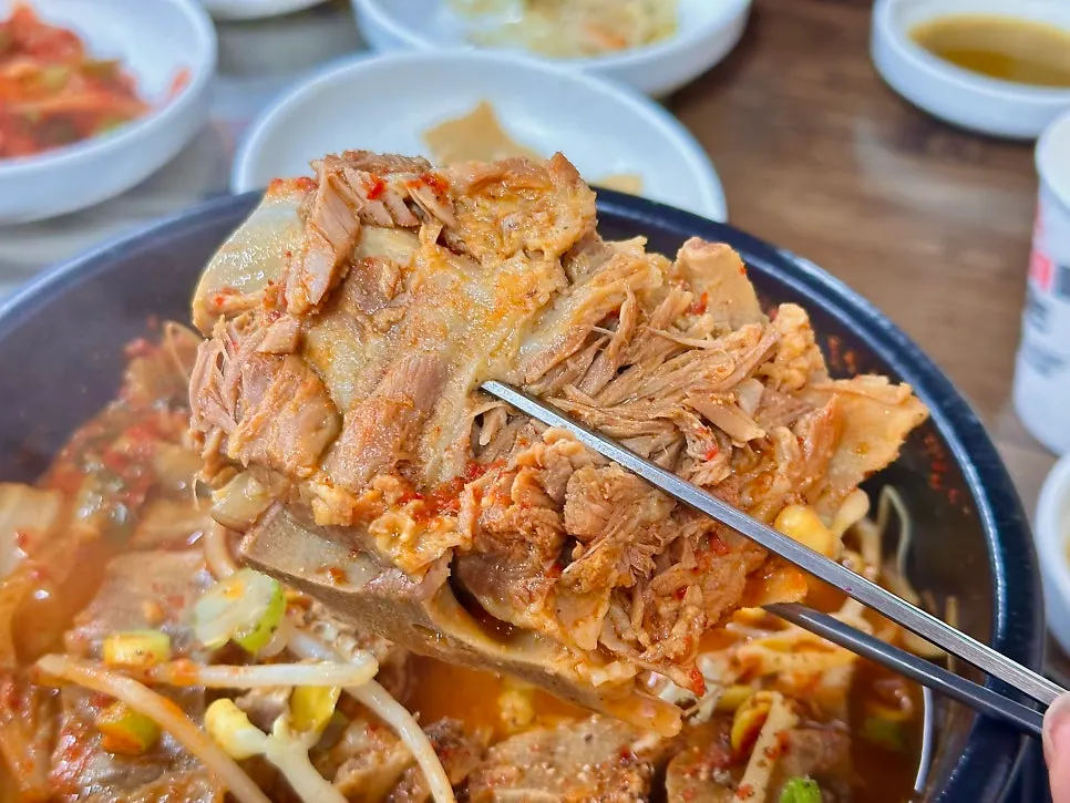 Three big chunks of meat in the ppyeohaejangguk