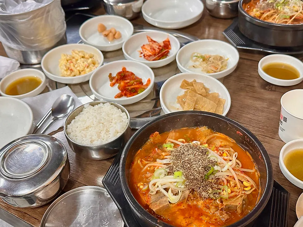 The leftover ppyeohaejangguk bowl and rice after finishing the meal