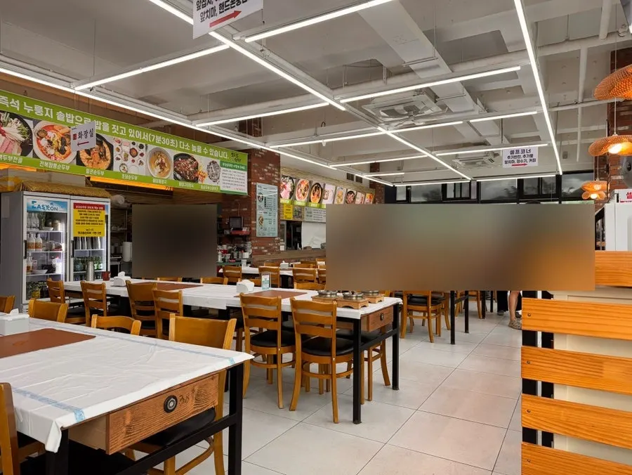 A full view of the Yetgoeul Sundubu dining hall