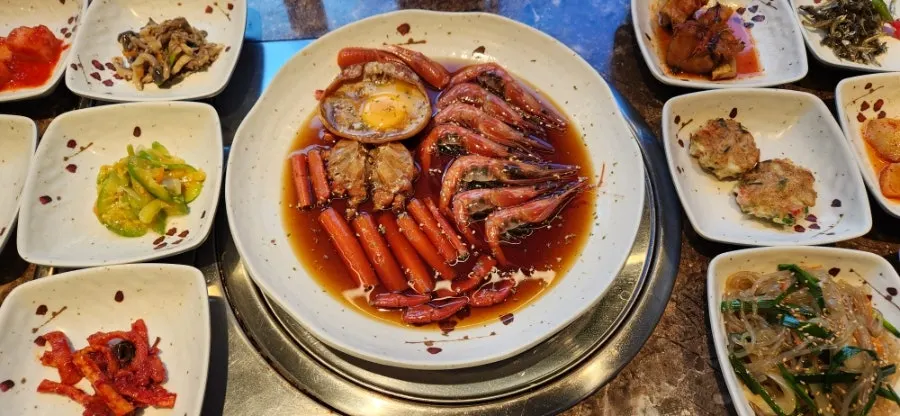 홍게장 새우장과 반찬 한 상