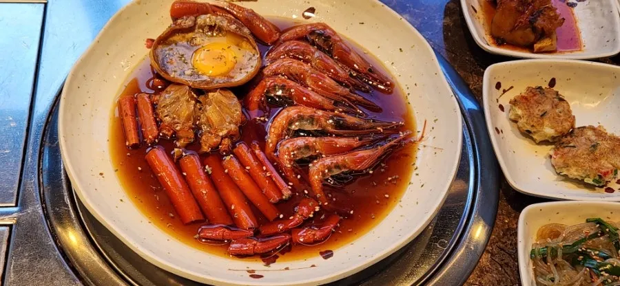 솥밥과 된장찌개가 있는 한 상