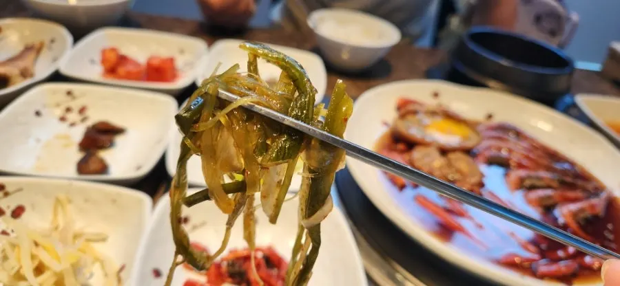 꽈리고추를 곁들인 멸치볶음