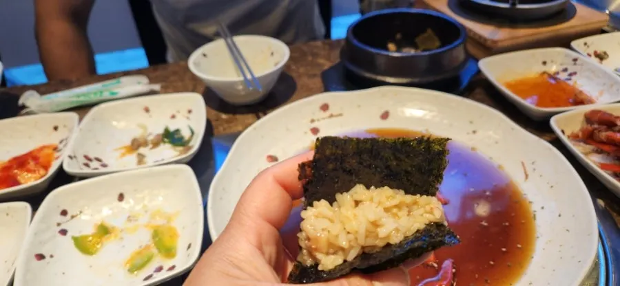 게장 양념과 김을 곁들인 밥