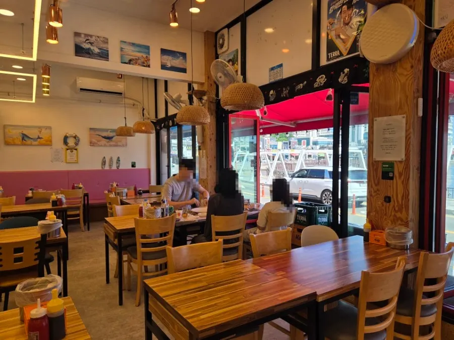 Table seating inside Palpal Hoesenta