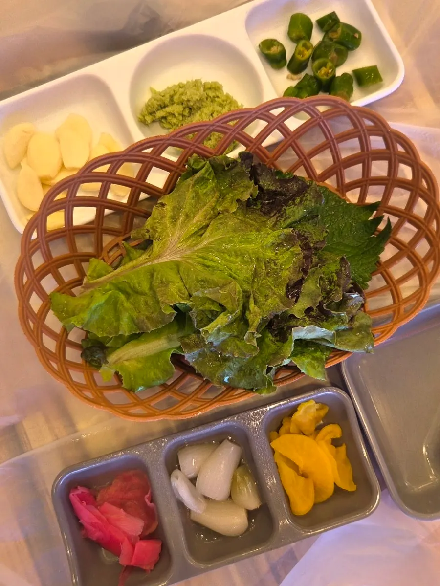 Basic side dishes served with the crab set