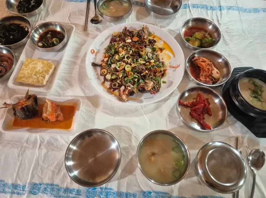 대청마루 실내 좌석과 정갈한 한식당 분위기