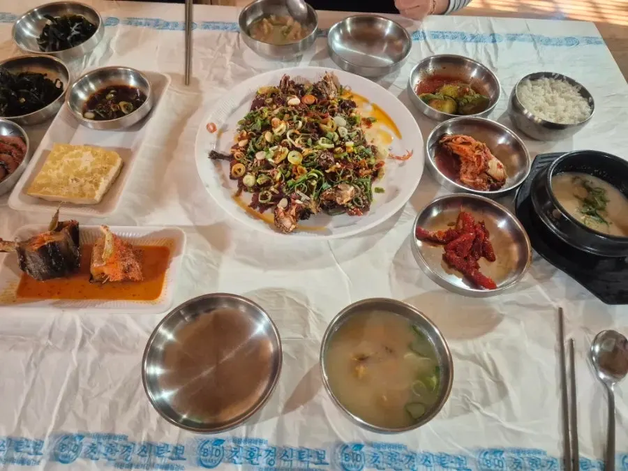 황태구이와 밑반찬이 차려진 한상차림