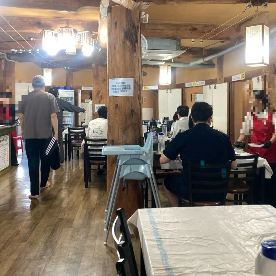 Daecheongmaru's entrance with customers already there in the morning