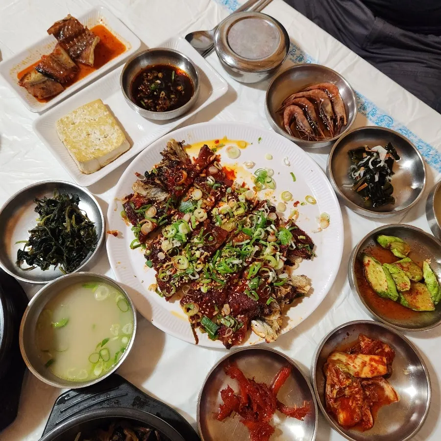 Table full of Daecheongmaru's banchan side dishes