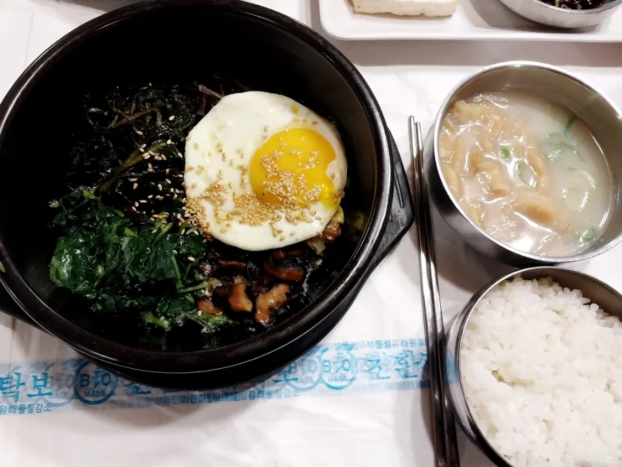 A bowl of sanchae bibimbap at Daecheongmaru
