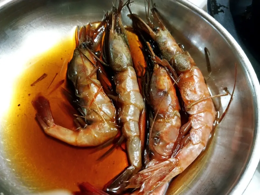 Daecheongmaru's soy-marinated shrimp (saeujang)