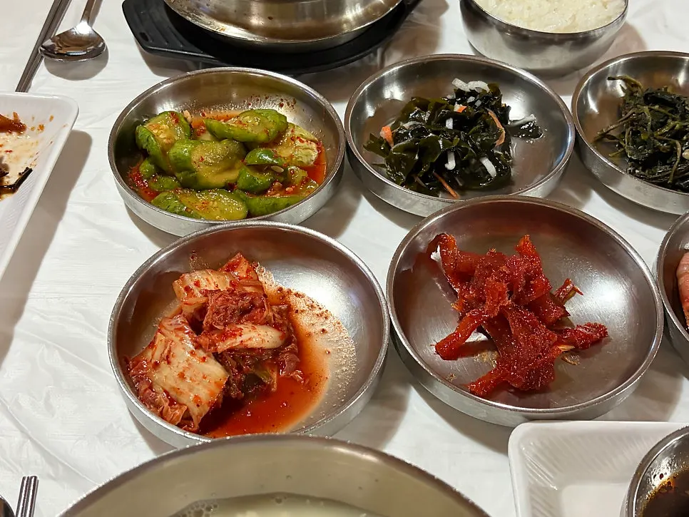 속초 두부·황태 전문점 간장새우 반찬과 룸 좌석, 대청마루