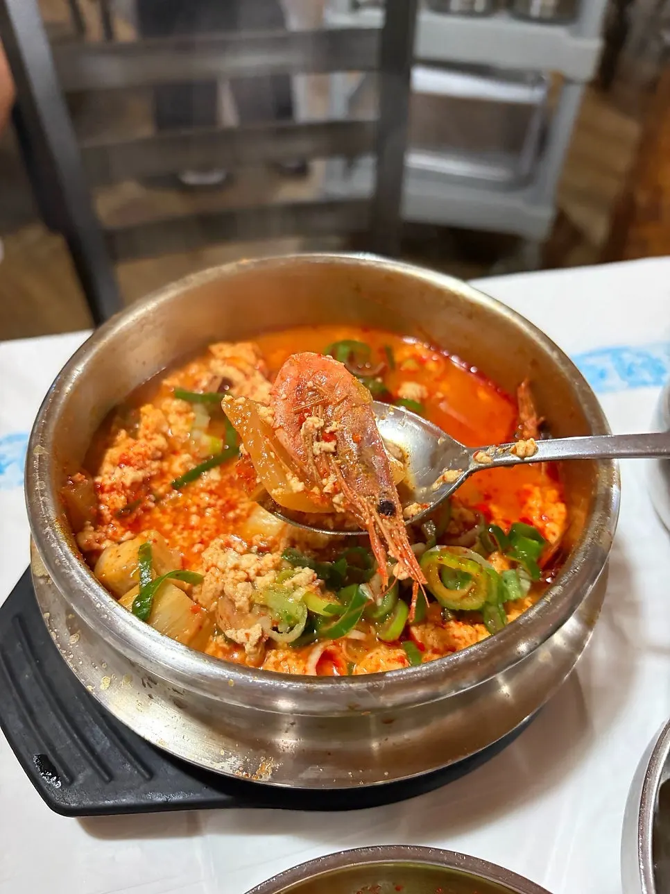 얼큰 순두부 속 새우와 조개