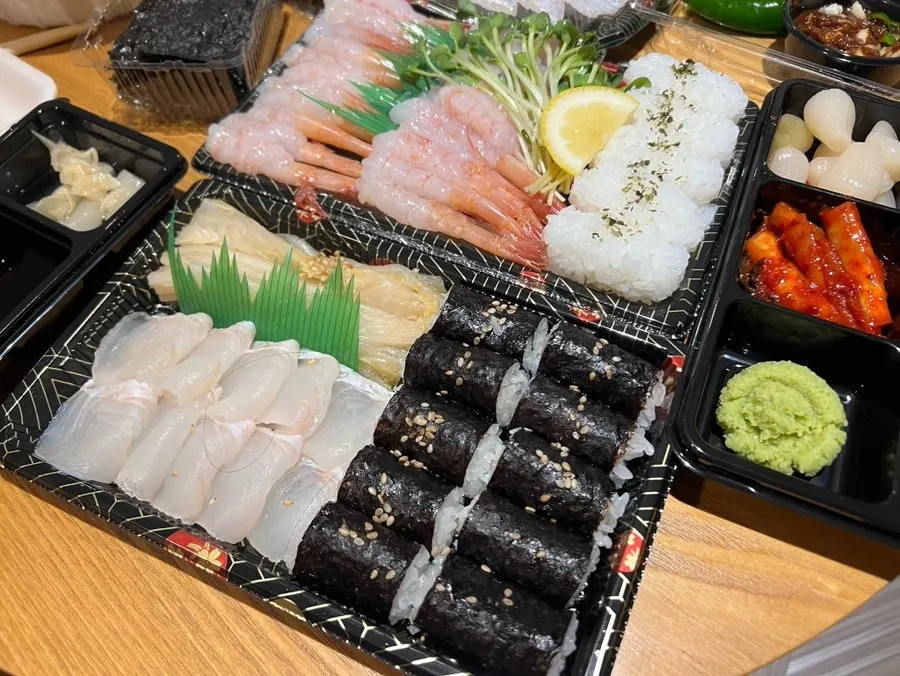 Sweet shrimp sashimi and salt gimbap laid out together for dinner at the accommodation