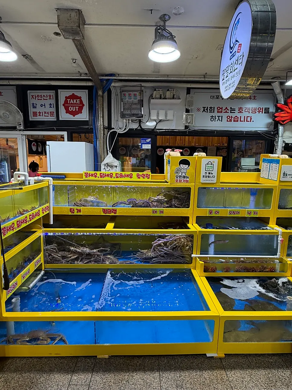 Tank where live fish and seafood are cared for