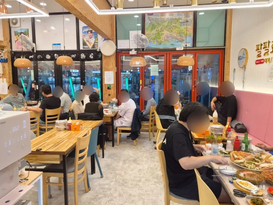 Entrance fish tanks with snow crab and fish