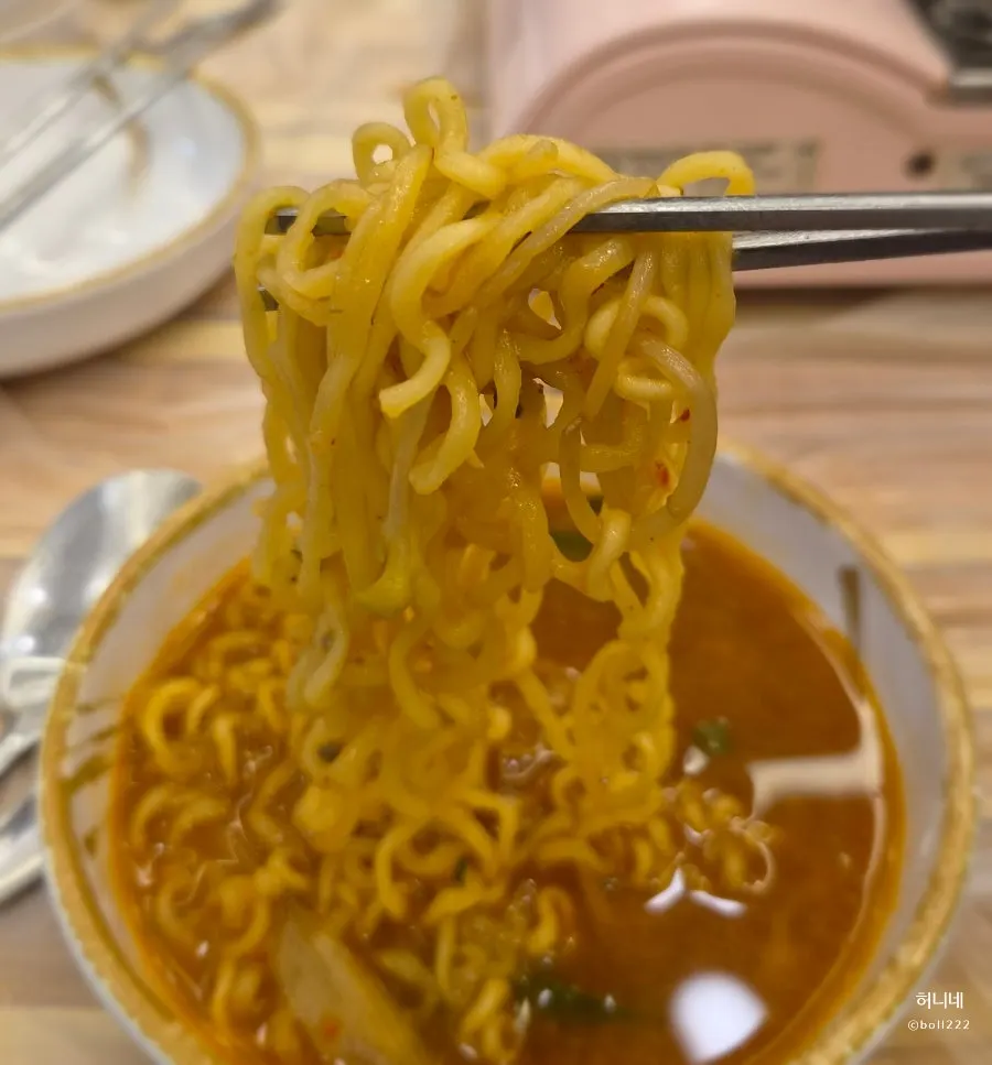 Red snow crab ramen eaten with kimchi