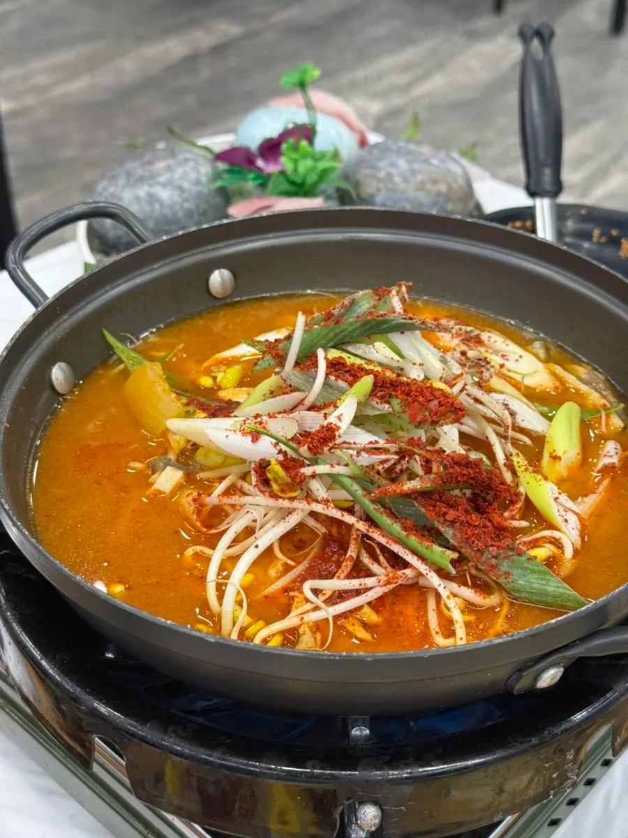 내장이 많아 초록빛 도는 게딱지 볶음밥