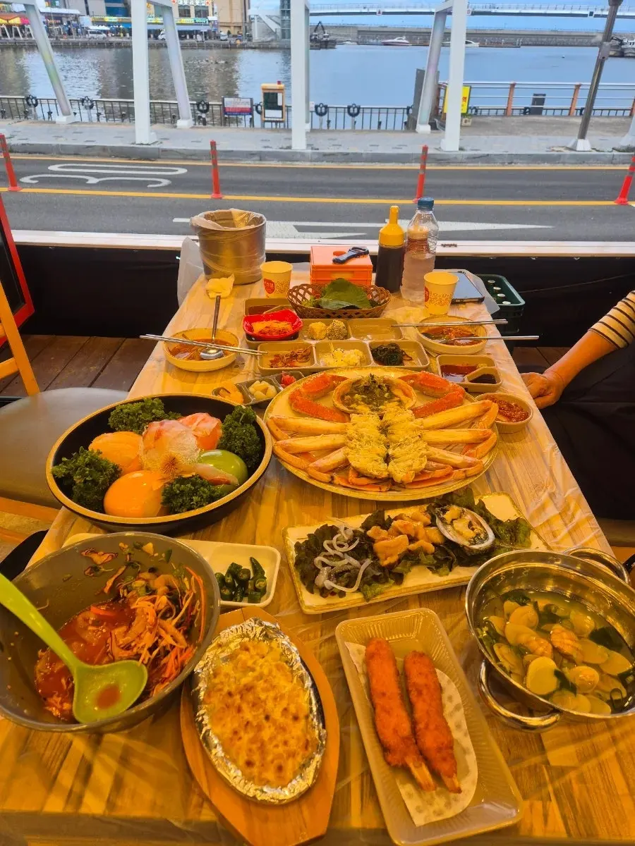 Table with mulhoe and sashimi being eaten together