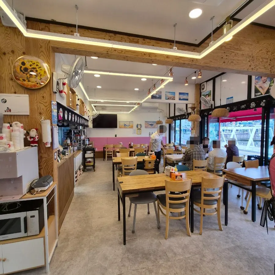 대게 세트로 채워진 테이블