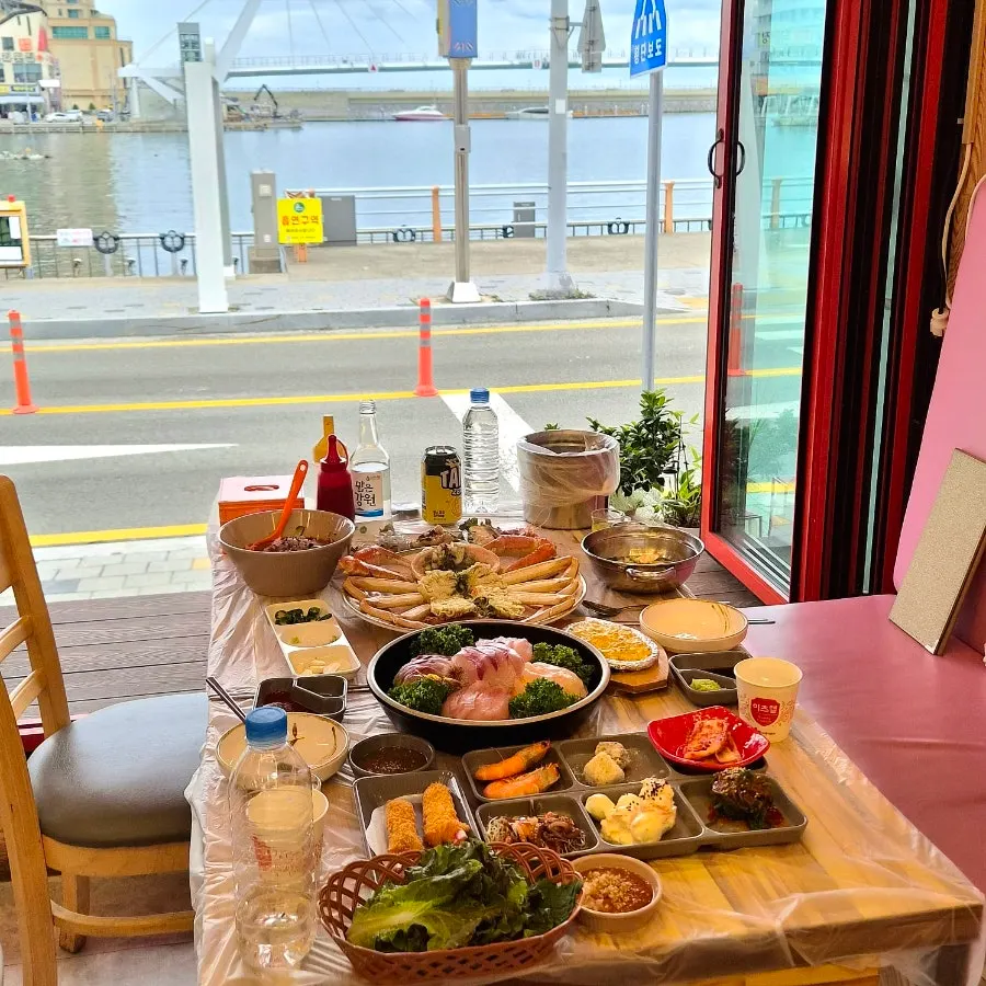 두께감 있는 모둠회 접시