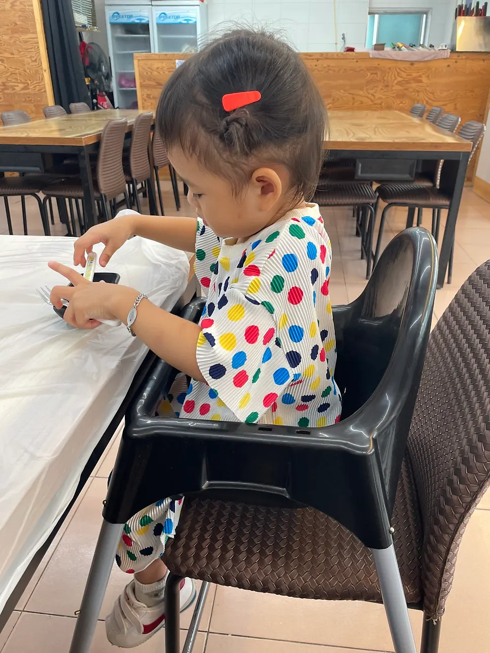 Seafood restaurant at Daepo Port visited with a child