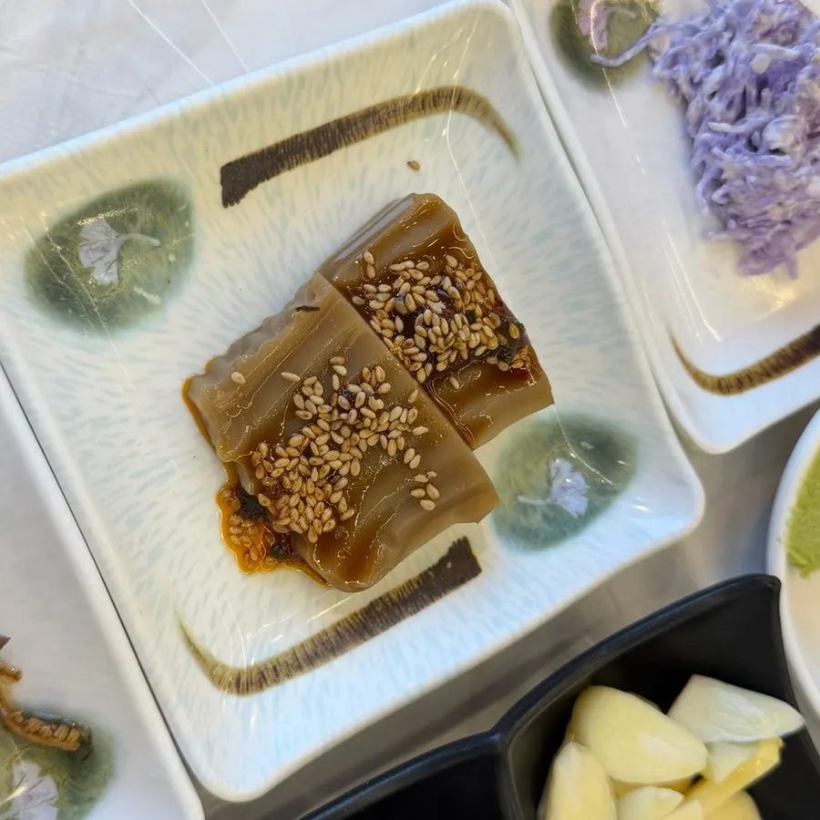 Seasoned seaweed and side dish plate